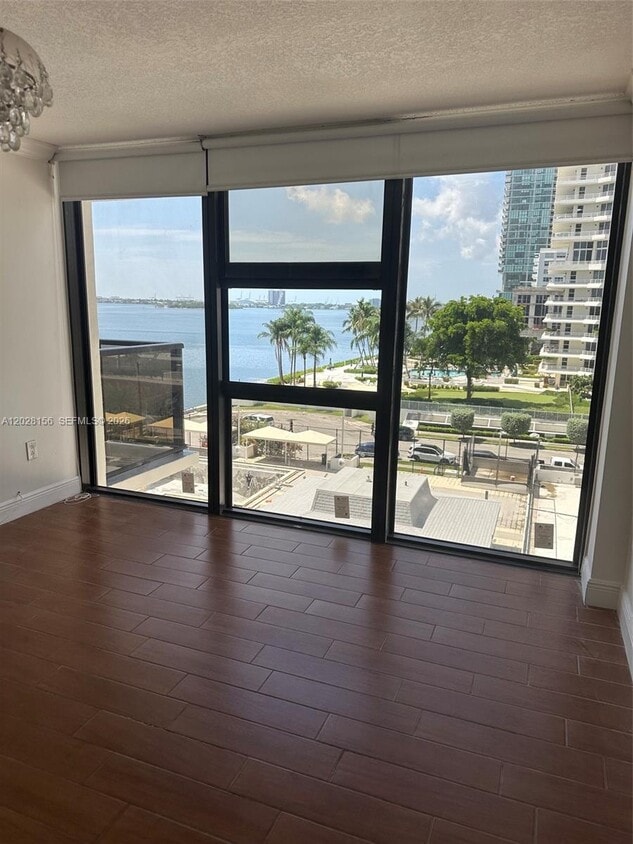 Foto del edificio - 600 NE 36th St