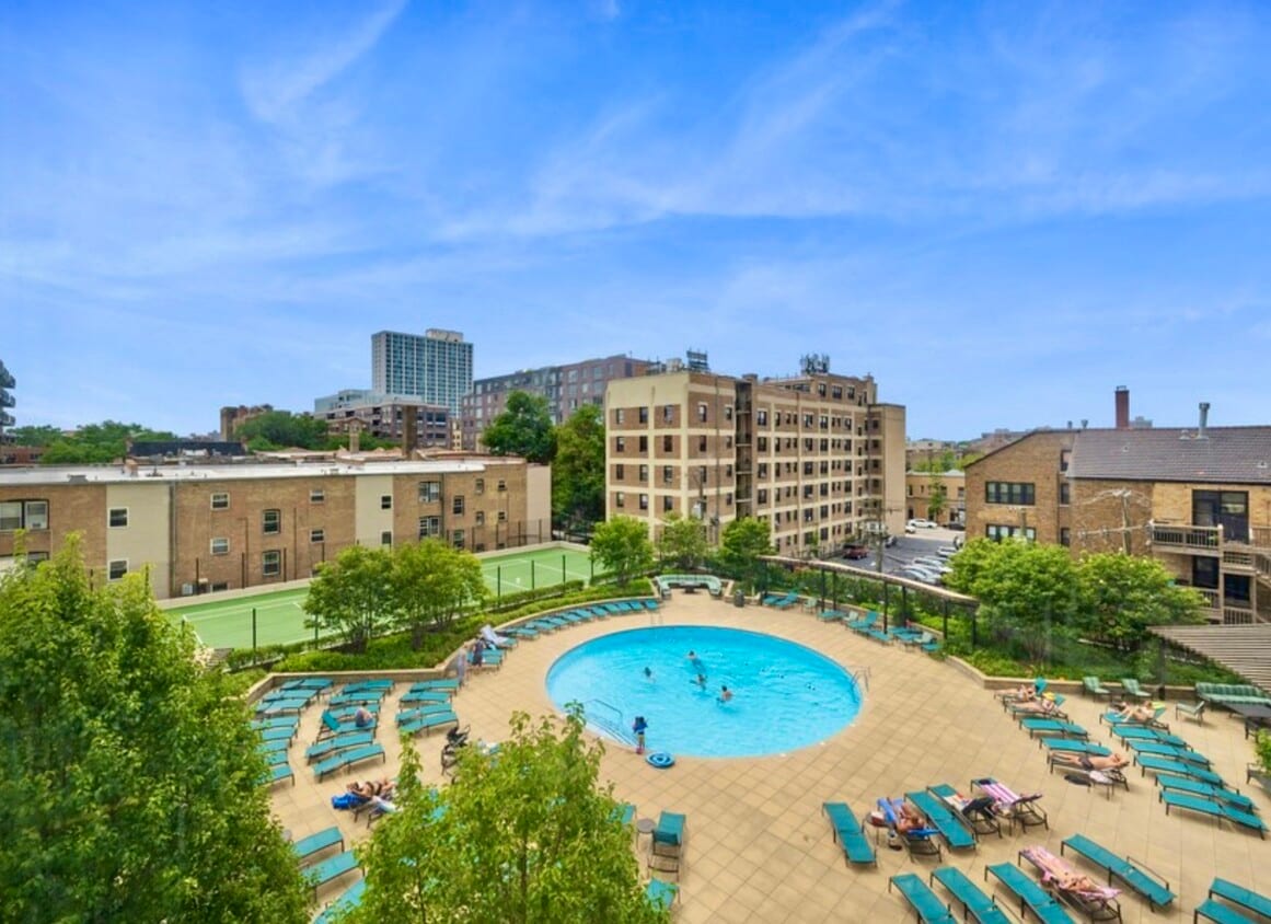 Photo - 3930 N Pine Grove Ave (Chicago, IL)