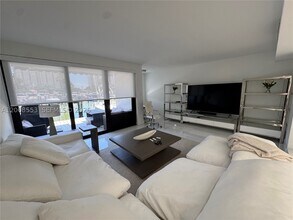 Building Photo - 350 Poinciana Island Dr