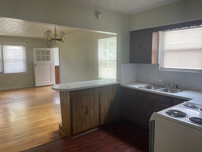 Building Photo - Very nice, spacious fenced in 3/1 for rent...