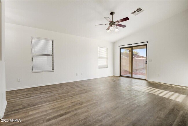 Foto del edificio - 13009 W Port Royale Ln