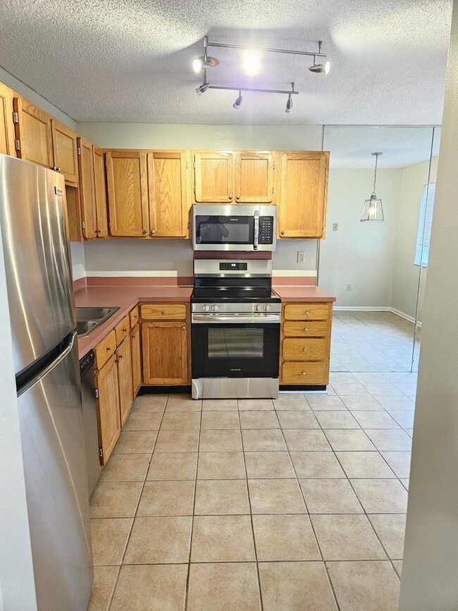 Building Photo - 2 Bedroom Condo