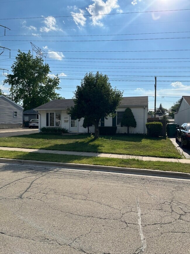 Building Photo - 446 Montrose Dr