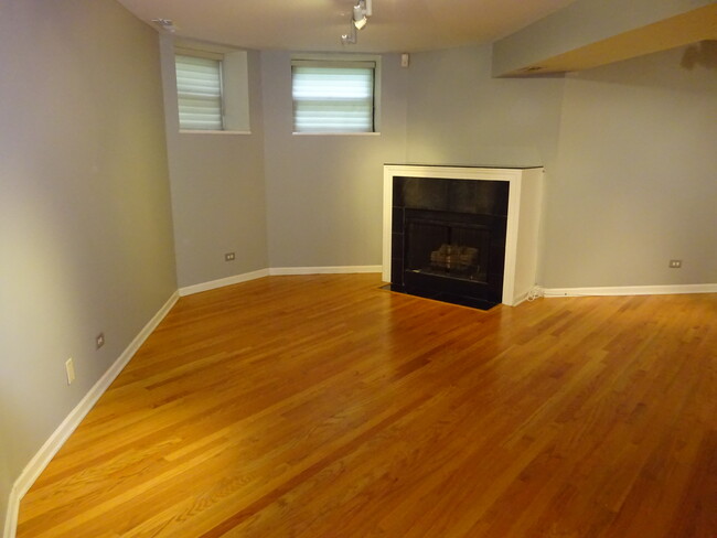 Dining room - 4431 N Greenview Ave