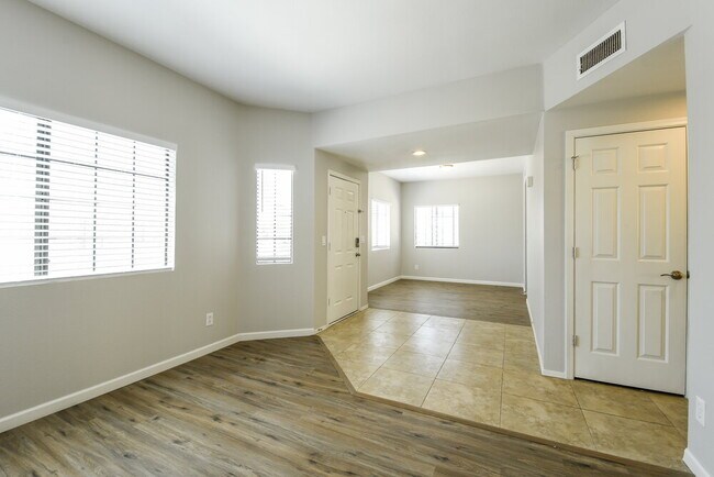 Foto del edificio - 2028 W Columbine Dr