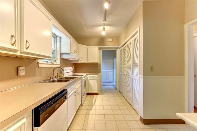Building Photo - ****Pawtucket/Oakhill - Three Bed Single F...