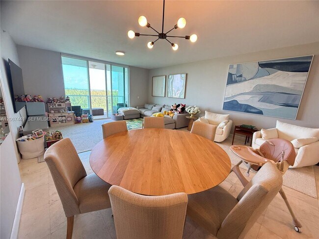 Foto del edificio - 15051 Royal Oaks Ln
