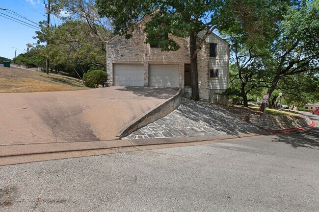 Foto del edificio - Beautiful Great Hills Townhome