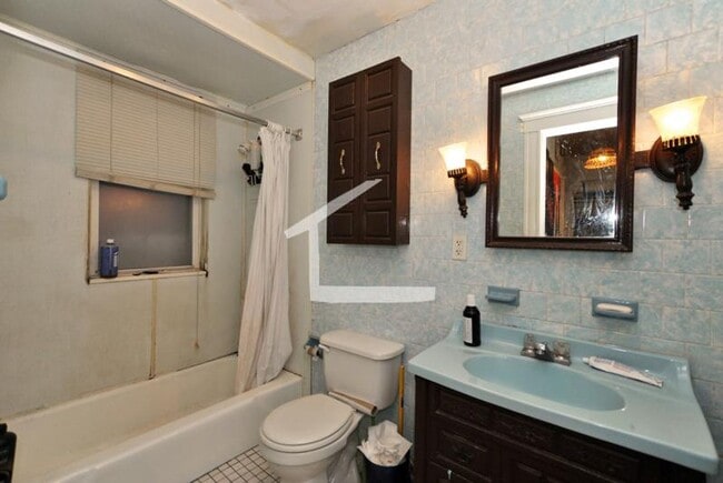 Building Photo - 3 bed. 2 Full Bathroom Unit. Eat-in Kitche...