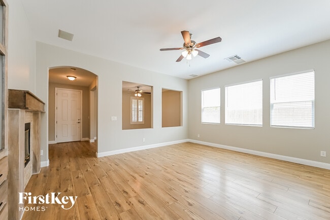 Foto del edificio - 8649 Green Ridge Ave