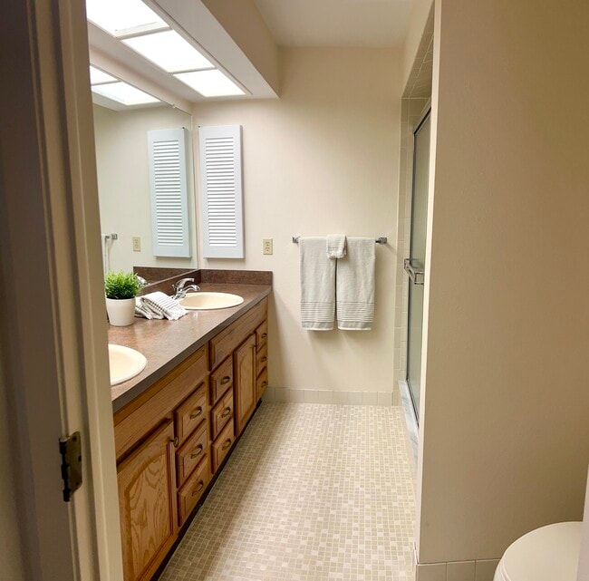 Building Photo - 3411 Stonehaven Ct E