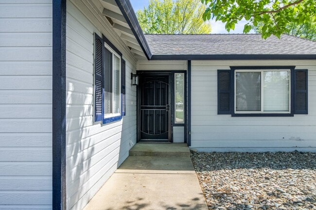 Building Photo - 3/2 Fully Updated with Fenced Yard/Dog Friendly/ Close to Everything central Redding