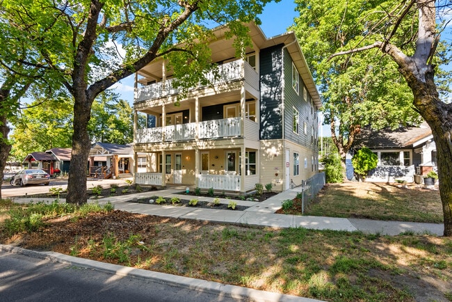 Building Photo - Manito 6