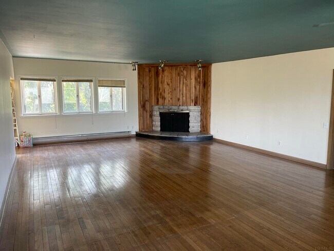 Building Photo - 1411 Edgewater Ave