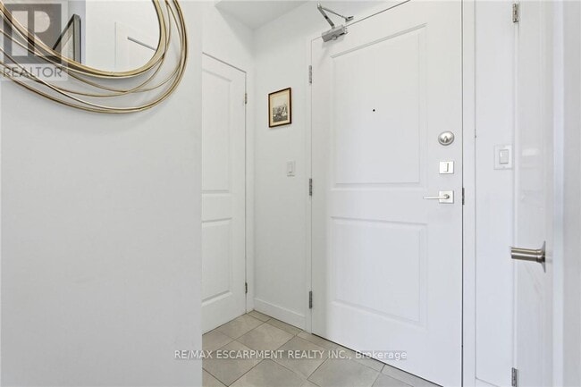 Building Photo - 35 Southshore Cres