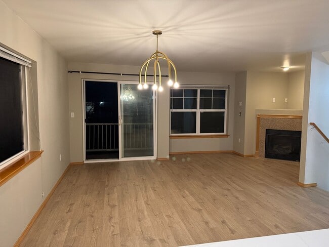 Building Photo - Updated 3 beds/ 2 bath townhome for rent!