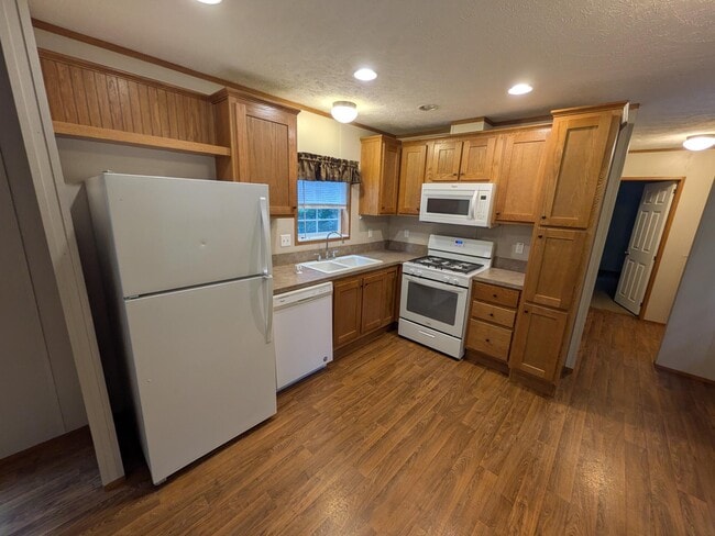 Building Photo - 204 Pine Grove Dr