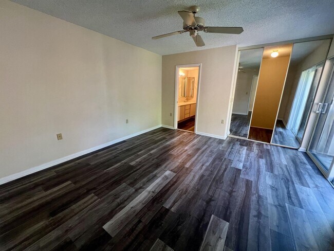 Building Photo - 431 Live Oak Ln