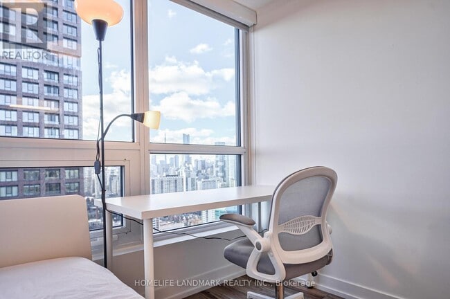 Photo du bâtiment - 395-3395 Bloor St E