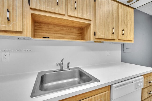Building Photo - 900 St Charles Pl