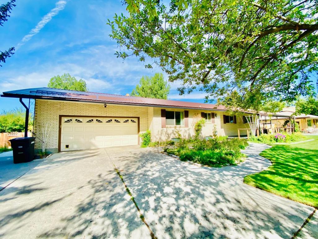 1920 Sabin Drive House Rental in Ammon, ID