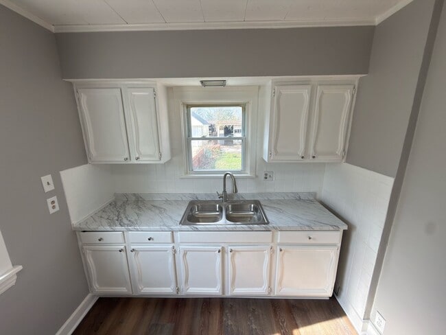 Building Photo - 65 E Grace St