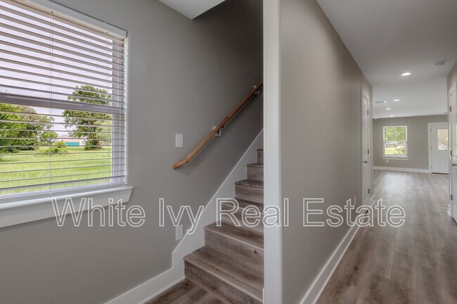 Building Photo - 140 Shady Oaks