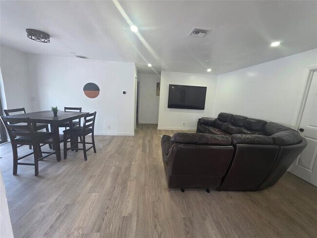 Foto del edificio - 320 Sterling Ave