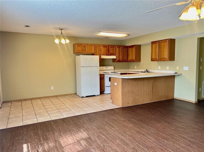 Building Photo - 795 N Daisy Ln
