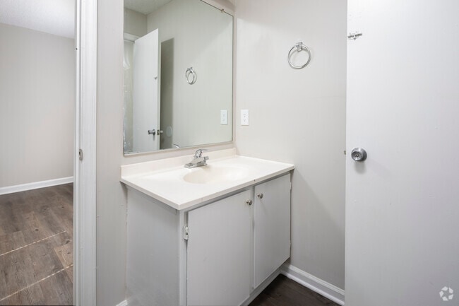 4BR, 2BA - 1,052SF - Bathroom 1 - Campus Side Apartments