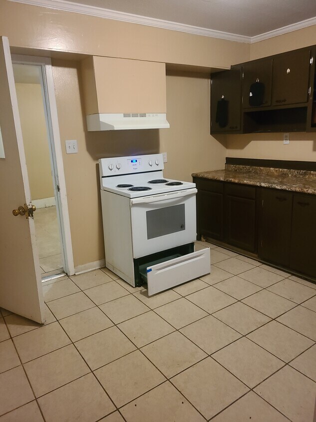Kitchen - 450 Elmwood Dr