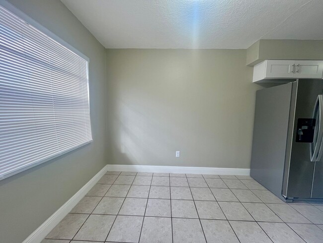 Building Photo - Modern 2 Bedroom, 2 Bathrooms Townhome loc...