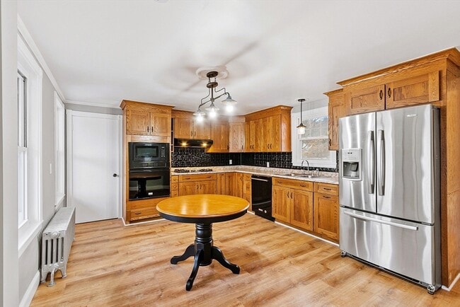 Building Photo - 2154 Main St