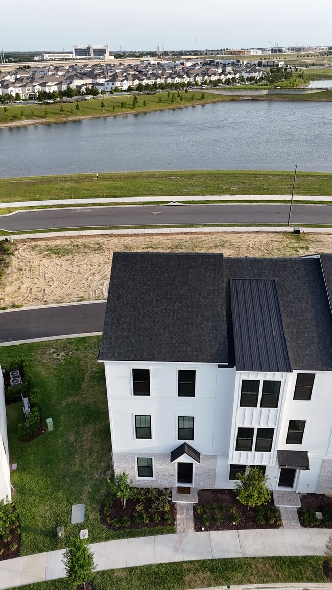 Building Photo - 15064 Grove Lake Dr