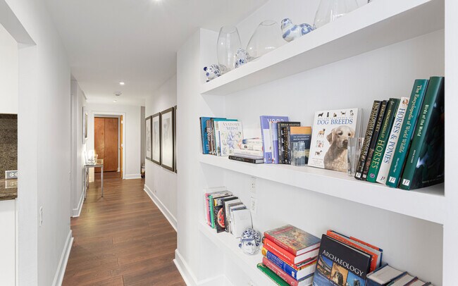 Foto del edificio - 110 E Delaware Pl