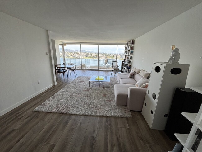 Building Photo - "Chic Lakeside Condo Retreat: 2-Bed, 1.5-B...