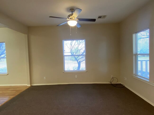 Foto del edificio - 3 BEDROOM, NEAR SCOTT AND WHITE