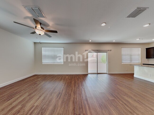 Foto del edificio - 5921 W Larkspur Dr