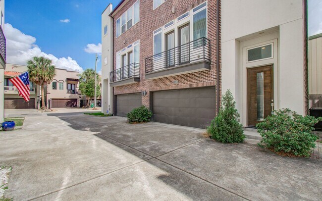 Building Photo - Beautiful 3-story House In the Heart of Ho...