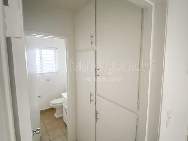 Building Photo - 6904 Lennox Ave