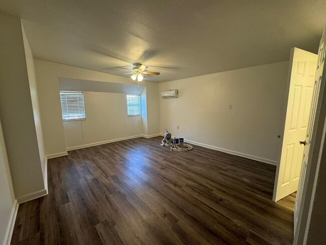 Building Photo - Spacious, remodeled 4 Bed, 2 Bath Home in ...