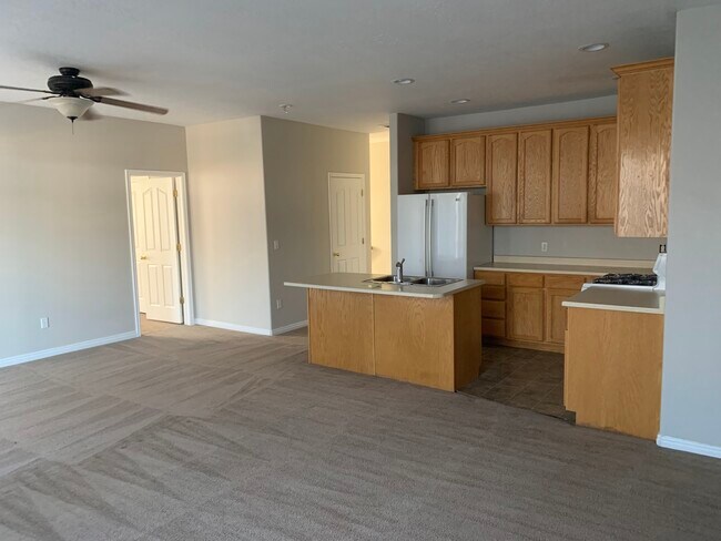 Building Photo - Spacious Townhome in West Valleyl!