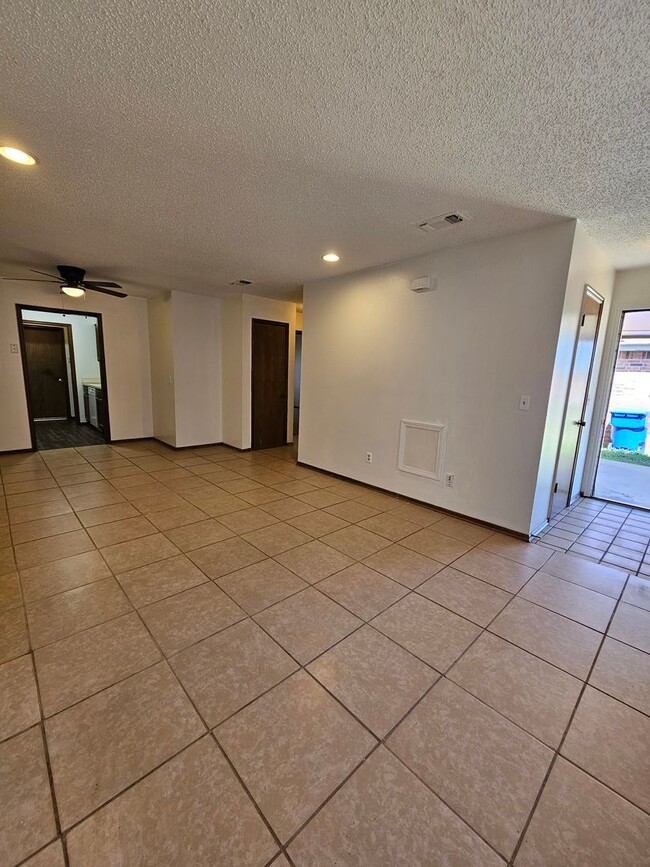 Foto del edificio - (2) Bed/(2) Bath Refreshed Duplex Avail NOW!