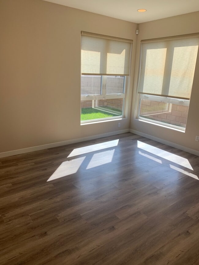 Building Photo - Modern 3 Bed/ 4 Bath, Detached, Private Dr...
