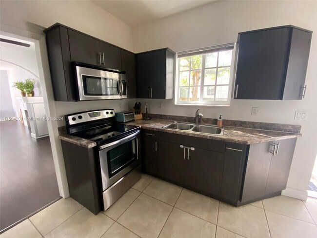 Foto del edificio - 545 NE 65th St