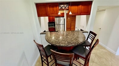 Building Photo - 540 Brickell Key Dr