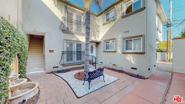 Foto del edificio - 432 S Doheny Dr