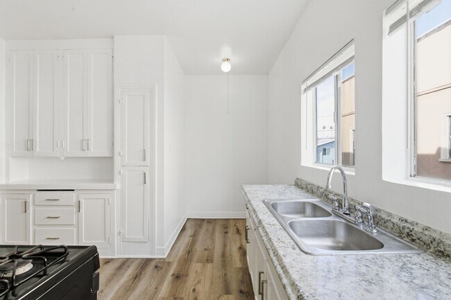 Foto del edificio - 707 W 48th St