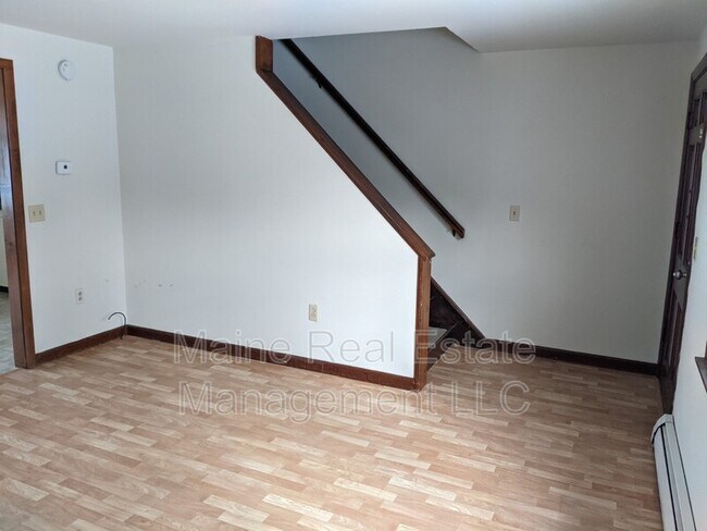 Building Photo - 13 Hemlock St
