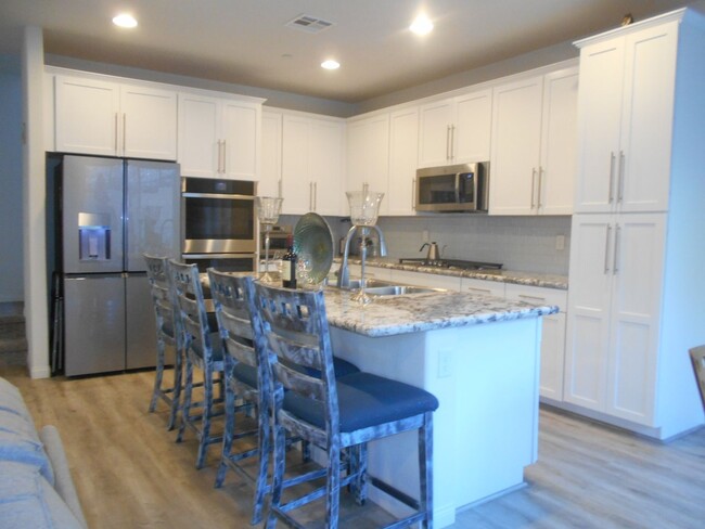 Building Photo - Welcome to this stunning 3-bedroom, 2-bath...
